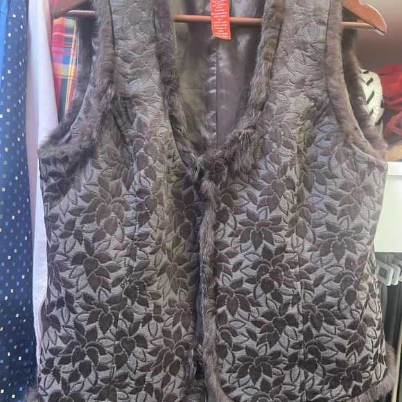 Brocade Vest with frog closures and rabbit hair trim. - Picture 5 of 6